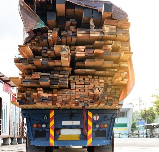 trasera de camion con tablones demadera