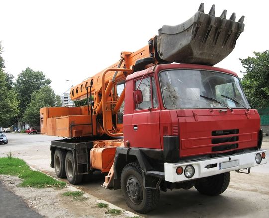 camion rojo con escabadora