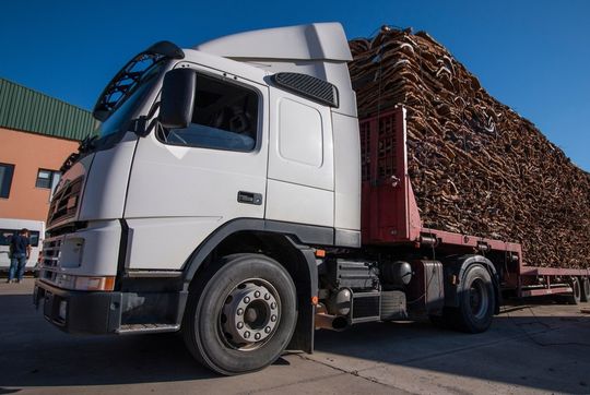 camion con carga de tajas